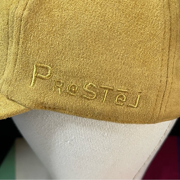 Suede like cap.                                                             H054 - Picture 2 of 5